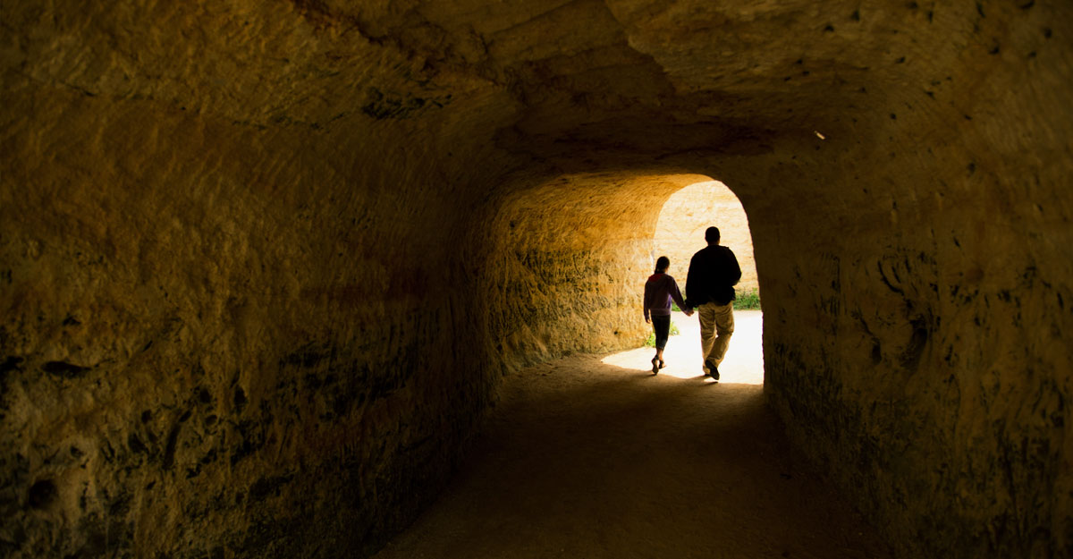Deux personnes dans un tunnel